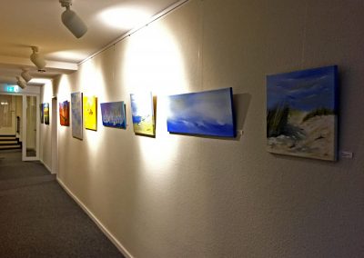 Ausstellung im Flur mit Acrylbildern modern und abstrakt