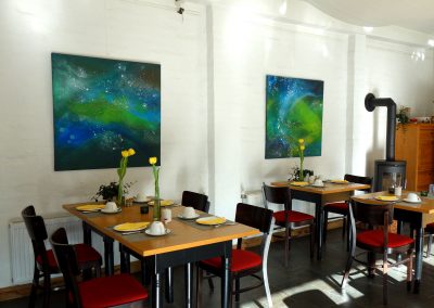 Acrylmalerei mit abstrakten Universum in Grün und Blau im Hotel Schlafschön