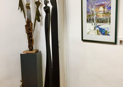 Ausdrucksstarke Skulpturen aus Metall und Holz auf der Weihnachtsausstellung