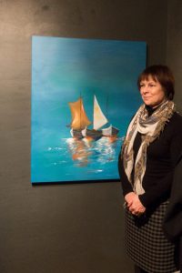 Gabriele Bobey vor ihrer maritimen Ölmalerei Ruhende Boote