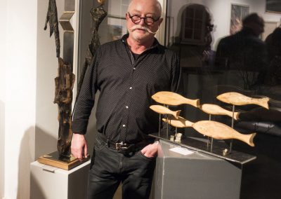 Bildhauer Uwe Kahlert vor seinen Skulpturen aus Metall und Holz