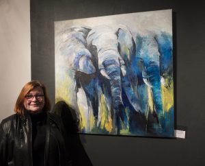 Monika Westphal und ihre blauen Elefanten in Acrylfarben