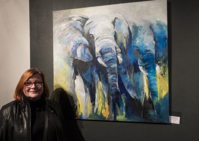 Monika Westphal und ihre blauen Elefanten in Acrylfarben