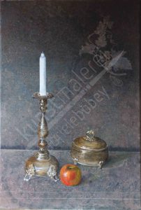 Ein Stillleben mit antikem silbernen Kerzenständer, einer silbernen Dose und einem Apfel