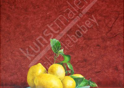 Schale mit leuchtenden Zitronen vor rotem Hintergrund